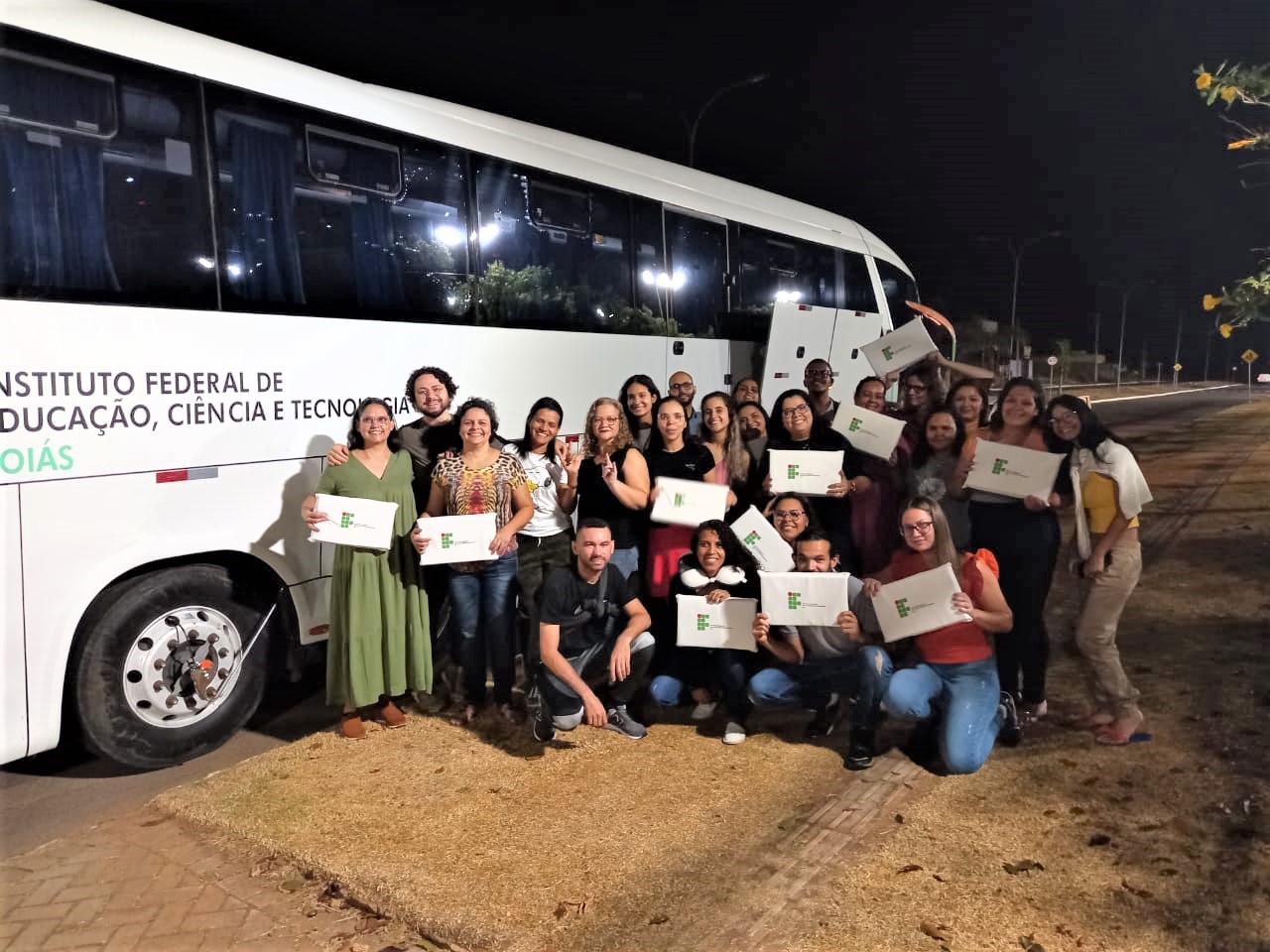 Participantes do IFG no momento de saída para o Seminário Nacional de Educação Bilíngue